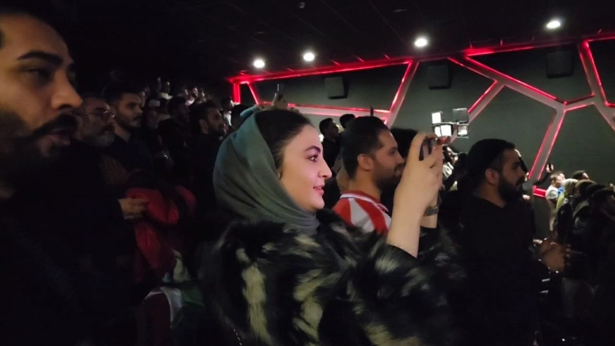 لحظه گل دوم ایران به ژاپن و واکنش هنرمندان در سالن سینما