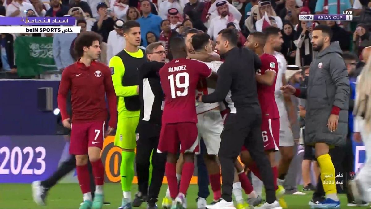 درگیری مهدی طارمی با بازیکنان قطر در پایان بازی