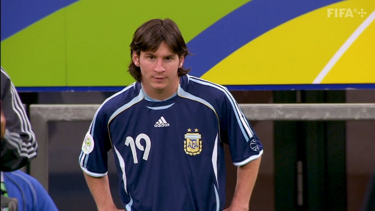 اولین لحظات بازی لیونل مسی برای آرژانتین در تاریخ جام جهانی (سال 2006 - تشویق جالب مارادونا)