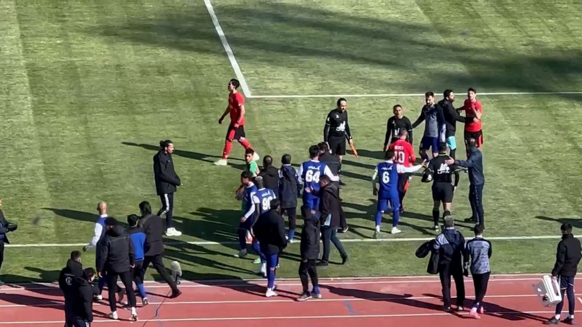 اختصاصی/ درگیری بازیکنان دو تیم تراکتور و استقلال خوزستان در پایان نیمه اول