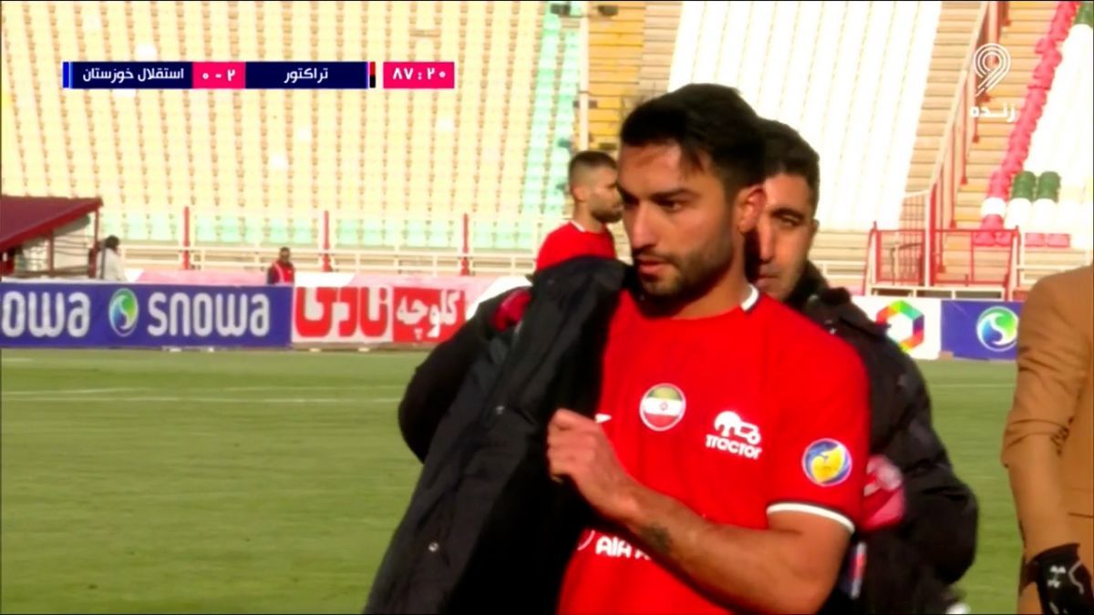لحظه اخراج سیامک نعمتی مقابل استقلال خوزستان به دلیل هل دادن داور چهارم!