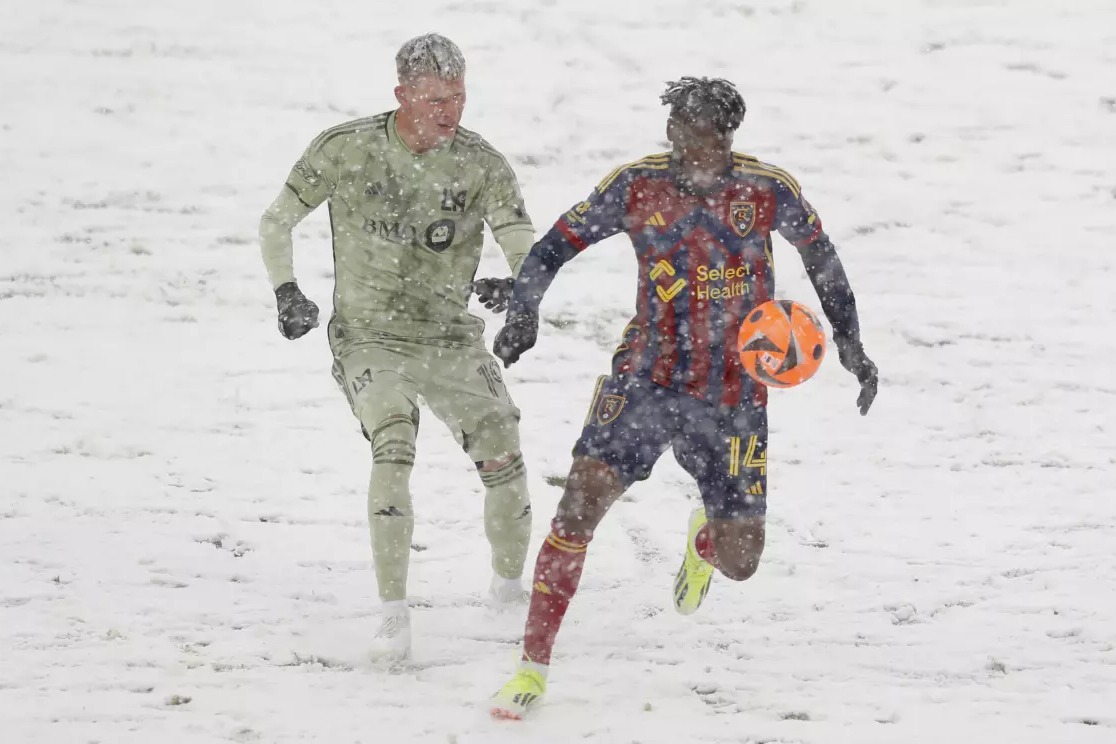 عکس؛ برگزاری بازی لیگ آمریکا با وجود برف شدید