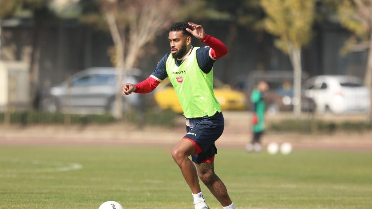 اتفاق جالب در اسپانیا؛ رونمایی از لوکادیا با پیراهن پرسپولیس!