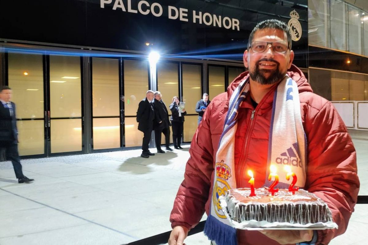 عکس؛ هوادار رئال مادرید و آوردن کیک تولد 122 سالگی این باشگاه