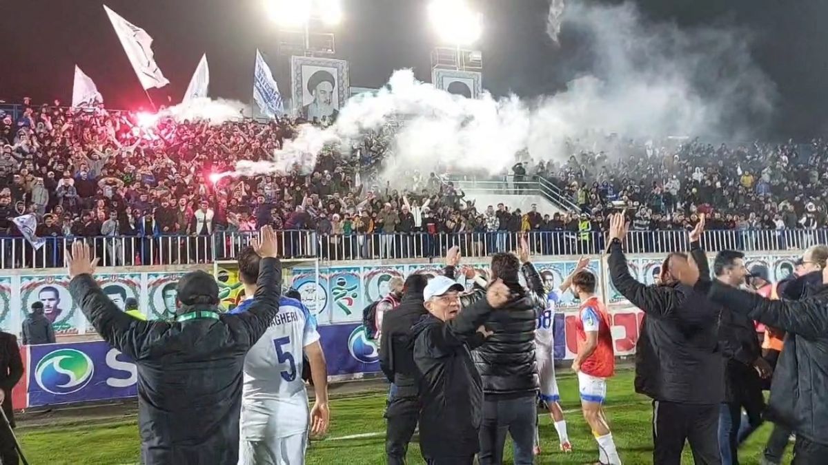 اختصاصی/ جشن مهدی تارتار و بازیکنان ملوان با هواداران بعد از پیروزی مقابل گل گهر