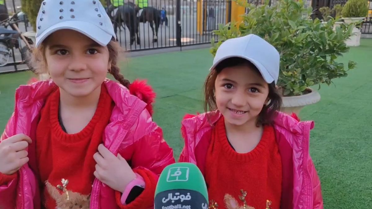 صحبتهای دو کودک هوادار پرسپولیس با دوربین فوتبالی در آستانه دربی
