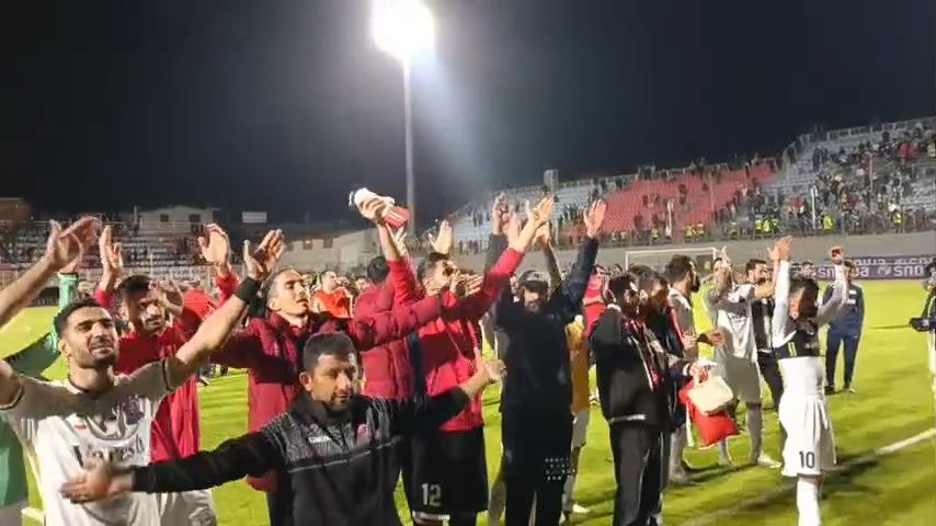 اختصاصی/ شادی هواداران نساجی همراه با بازیکنان و ساکت الهامی پس از برتری مقابل شمس آذر