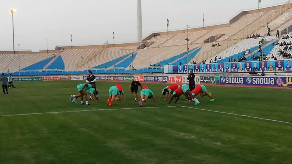 اختصاصی/ گرم کردن بازیکنان استقلال خوزستان و فولاد قبل از شروع بازی