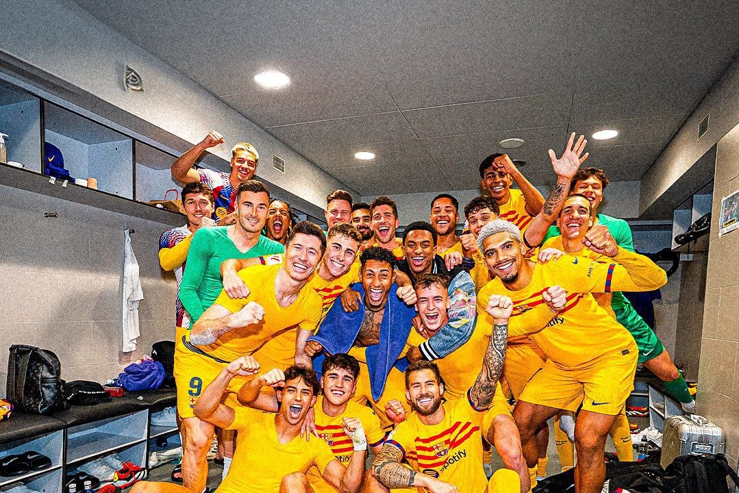 عکس تیمی بازیکنان بارسلونا پس از پیروزی شیرین در زمین اتلتیکو مادرید