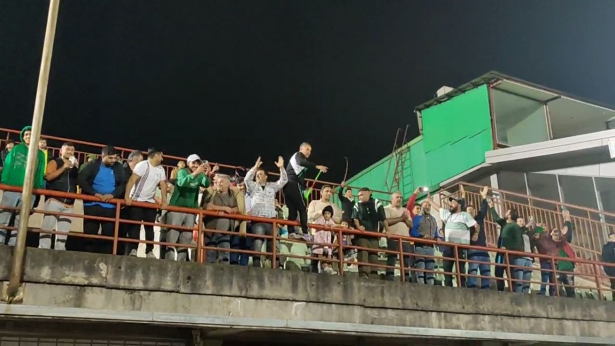اختصاصی/ سر دادن سرود قهرمانی توسط هواداران حاضر در ورزشگاه پس از برد خیبر مقابل داماش گیلان