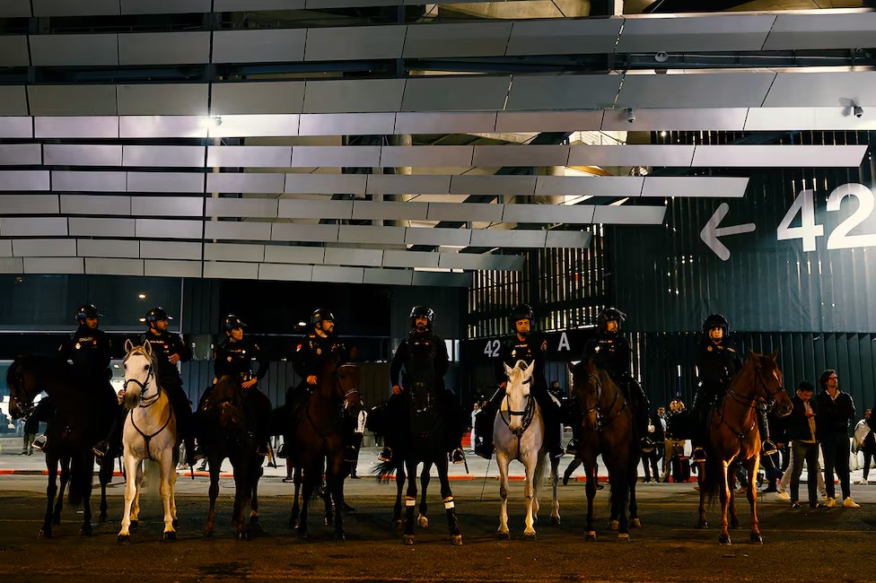 عکس؛ پلیس‌های اسب سوار که از ورزشگاه سانتیاگو برنابئو محافظت می‌کردند