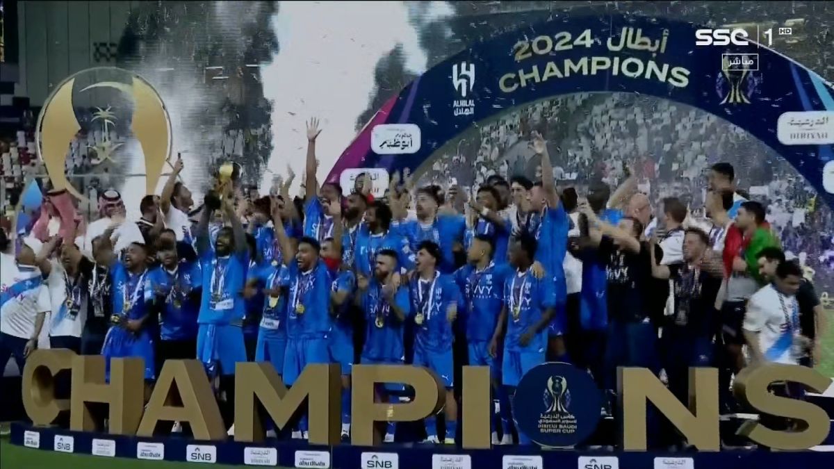 اهدای جام قهرمانی سوپرکاپ عربستان به بازیکنان الهلال