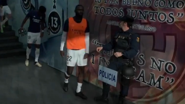 حرکت عجیب و جالب رودیگر مدافع رئال مادرید مقابل نیروی امنیتی ورزشگاه سانتیاگو برنابئو