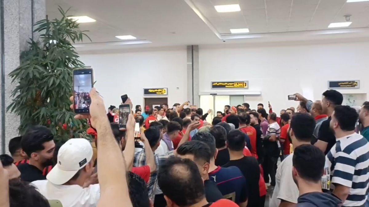 اختصاصی/ استقبال پرشور هواداران قائمشهری از بازیکنان نساجی در فرودگاه اصفهان