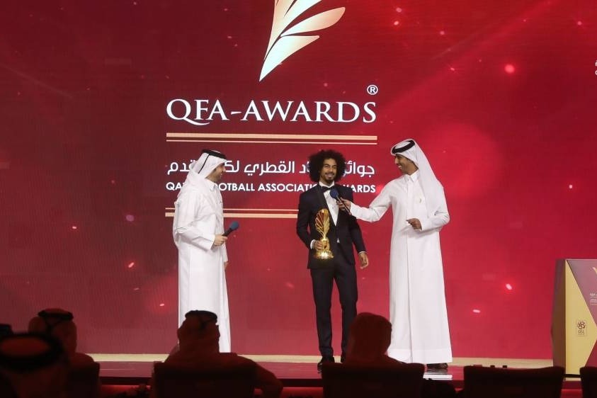 اهدای جایزه بهترین بازیکن لیگ قطر به اکرم عفیف