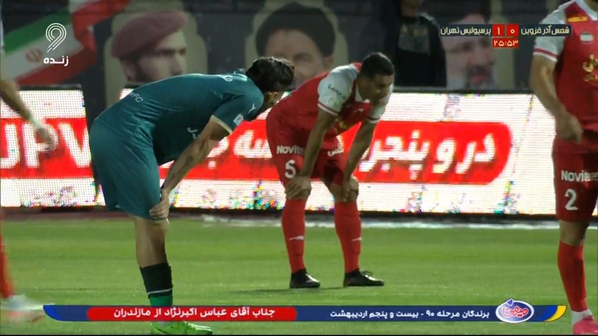 اعتراض بازیکنان شمس آذر به صحنه ای که اعتقاد به پنالتی داشتند