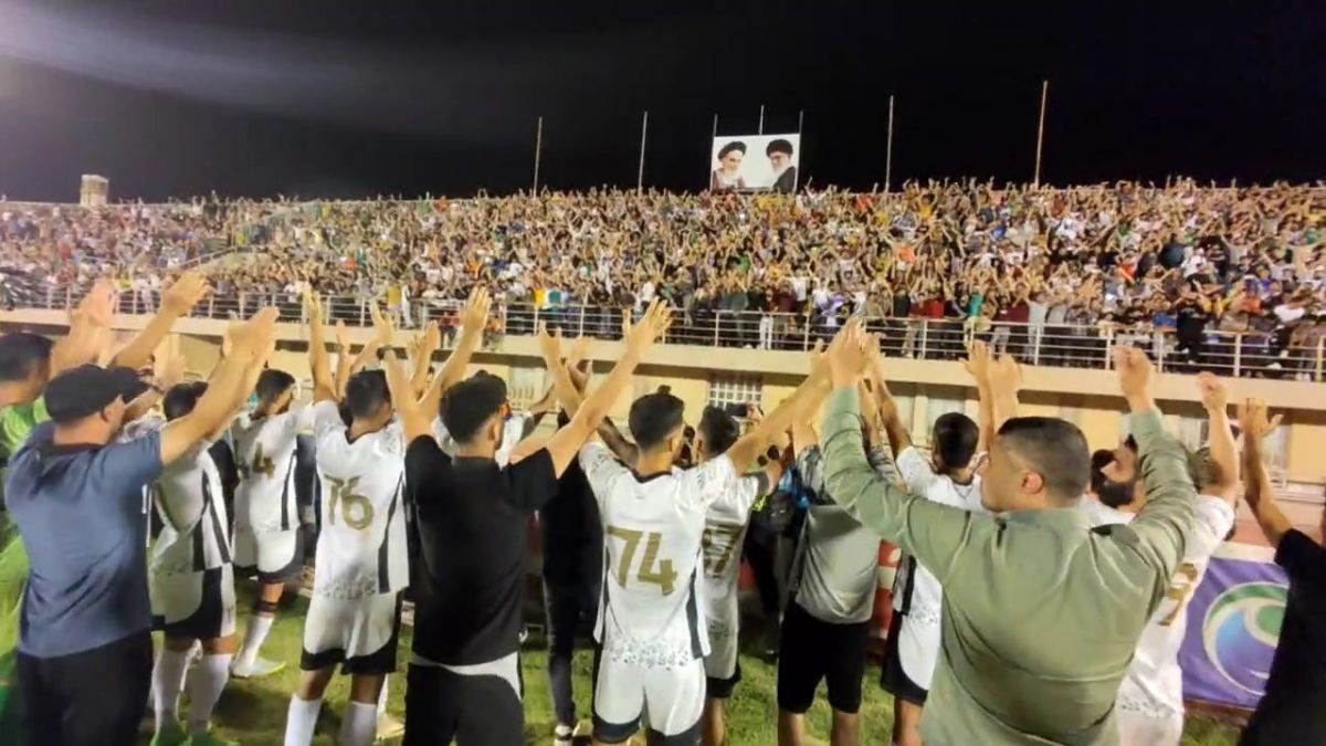 اختصاصی/ جشن بازیکنان چادرملو همراه با هواداران بعد از پیروزی مقابل فجرسپاسی