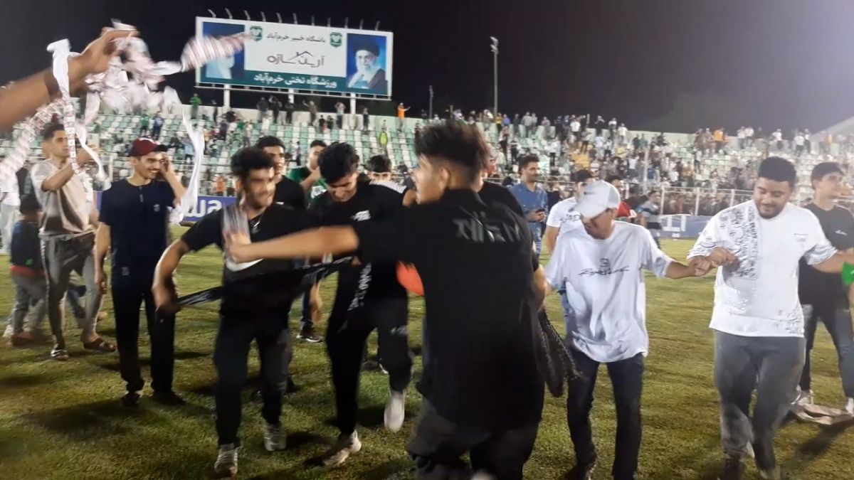 اختصاصی/ شادی و رقص محلی هواداران خیبر و جشن صعود به لیگ برتر در چمن ورزشگاه تختی