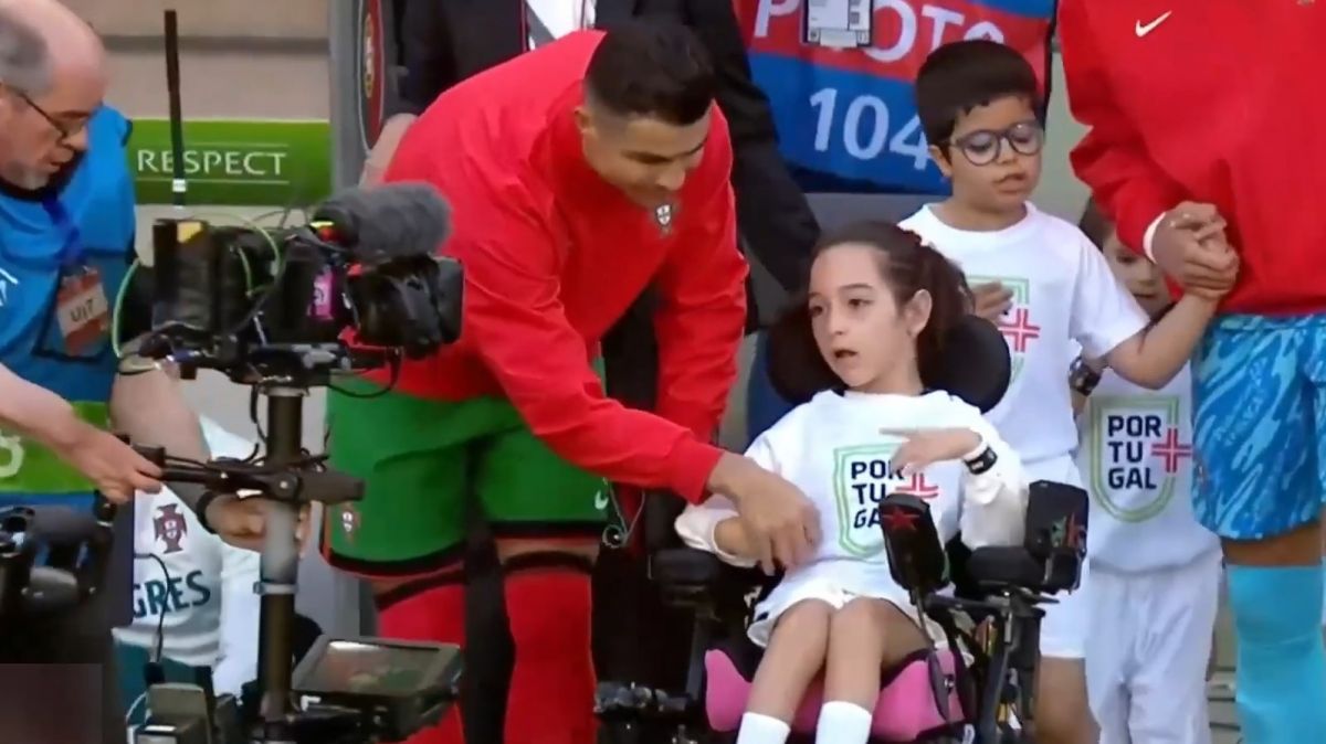 ورود کریستیانو رونالدو به زمین همراه با یک کودک ناتوان جسمی پیش از بازی پرتغال و ایرلند
