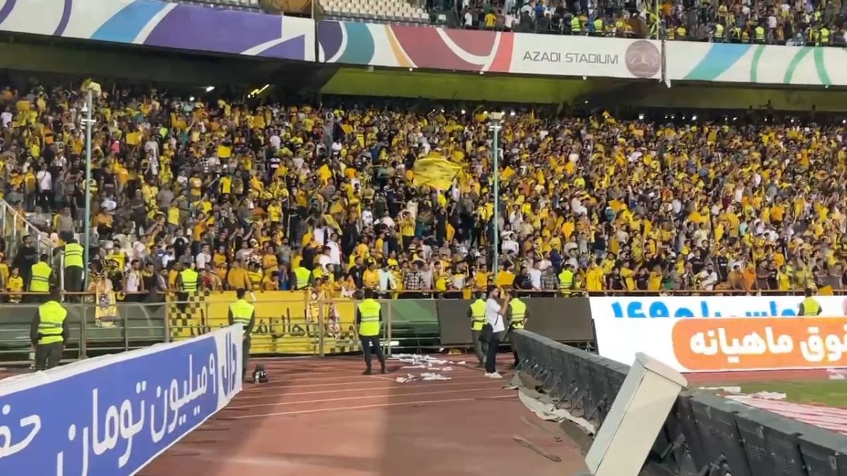 اختصاصی/ حواشی پایان بازی و تشویق های هواداران سپاهان بعد از جشن قهرمانی