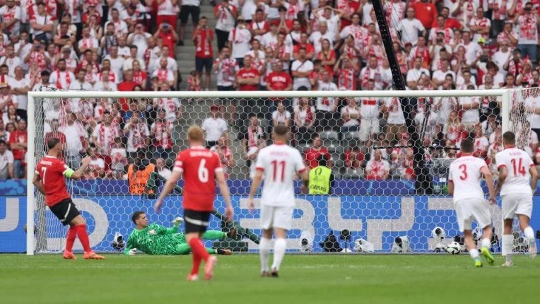 لحظه‌ای که لهستان دیگر نتوانست به بازی برگردد (عکس)
