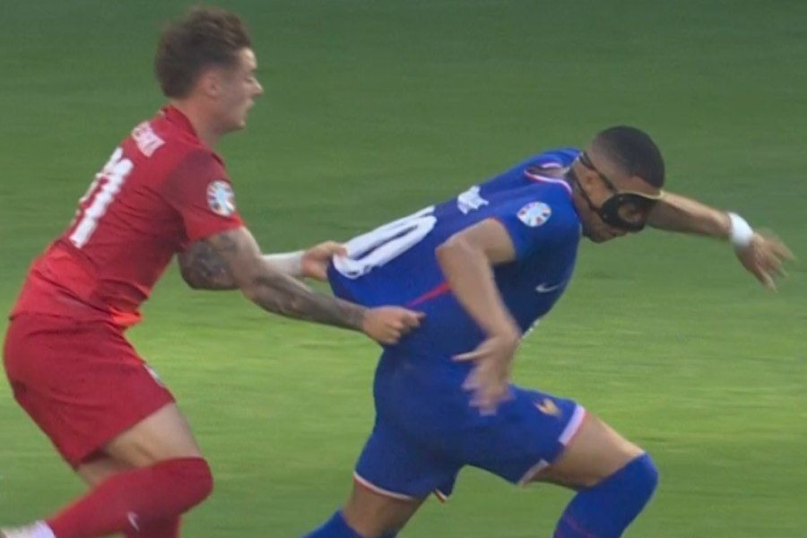 عکس؛ لحظه‌ای که بازیکن لهستان پیراهن امباپه ماسک‌دار را کشید