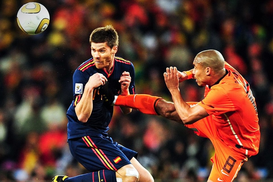 قابی از لگد معروف دی یونگ به ژابی آلونسو در فینال جام جهانی