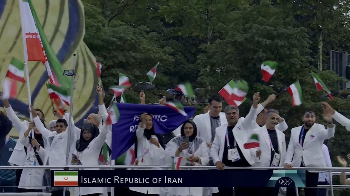 ورود کاروان ایران در مراسم افتتاحیه المپیک ۲۰۲۴