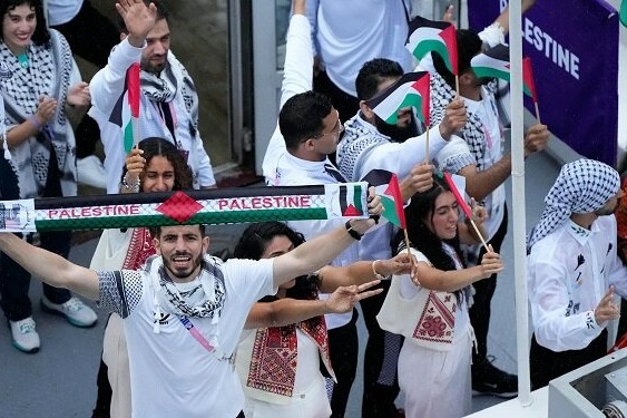 کاروان فلسطین با تشویق تماشاگران وارد مراسم افتتاحیه المپیک شد