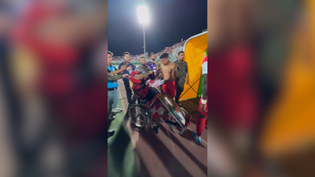 اهدا پیراهن ایوب العملود و گندوز به هوادار پرسپولیس