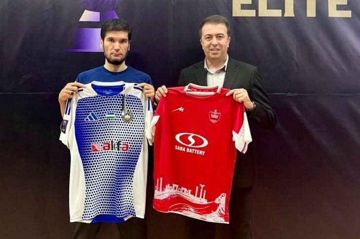 پرسپولیس قرمز می‌پوشد، پاختاکور سفید و آبی