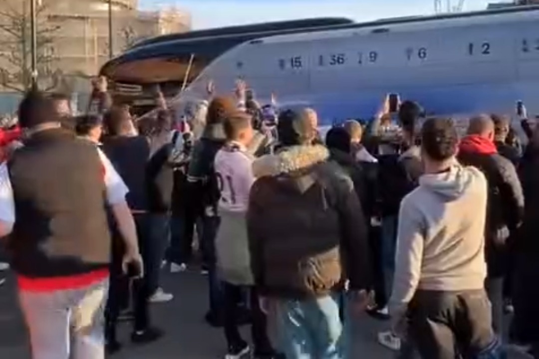 شعار جالب هواداران آرسنال در اطراف اتوبوس رئالمادرید