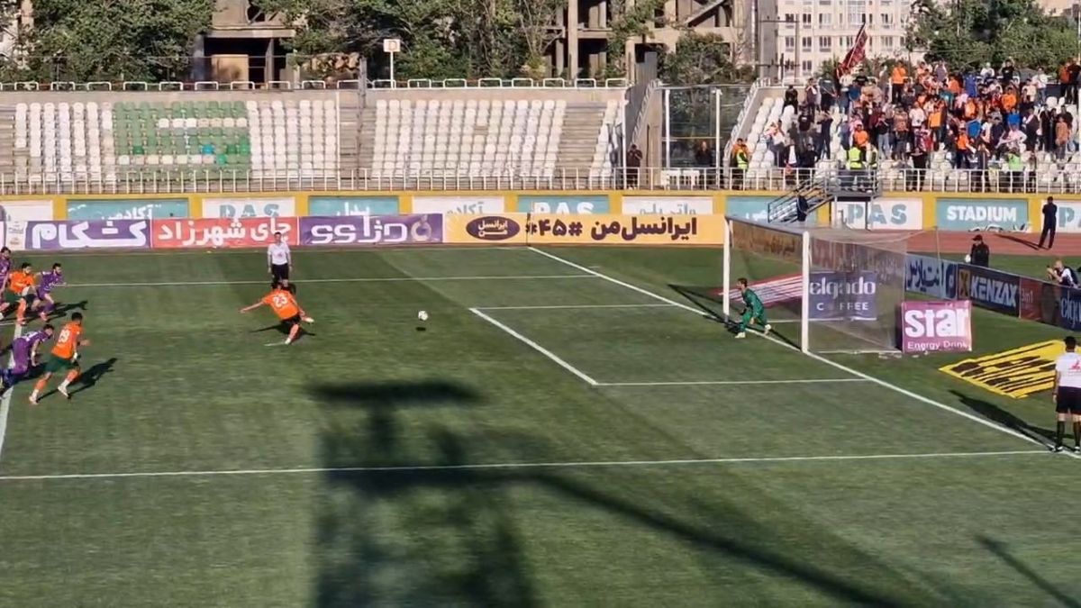 گل دوم مس رفسنجان به هوادار توسط علی شجاعی از قاب دوربین فوتبالی
