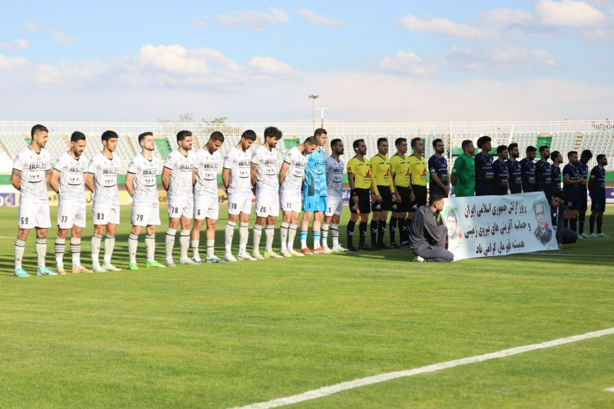سه تفنگدار آلومینیوم روی سکوها (عکس)
