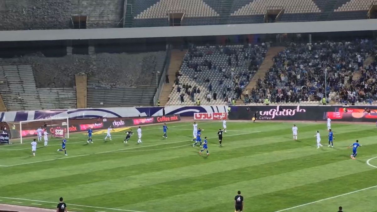 گل دوم استقلال به هوادار از قاب دوربین فوتبالی