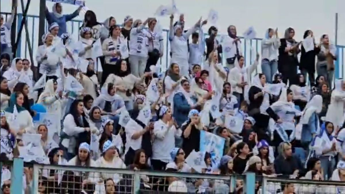 تشویق مریم ایراندوست توسط هواداران ملوان