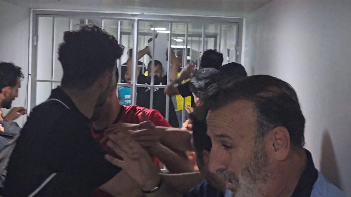 درگیری عجیب و باورنکردنی بین بازیکنان شهرداری نوشهر و طرفداران صنعت نفت آبادان!