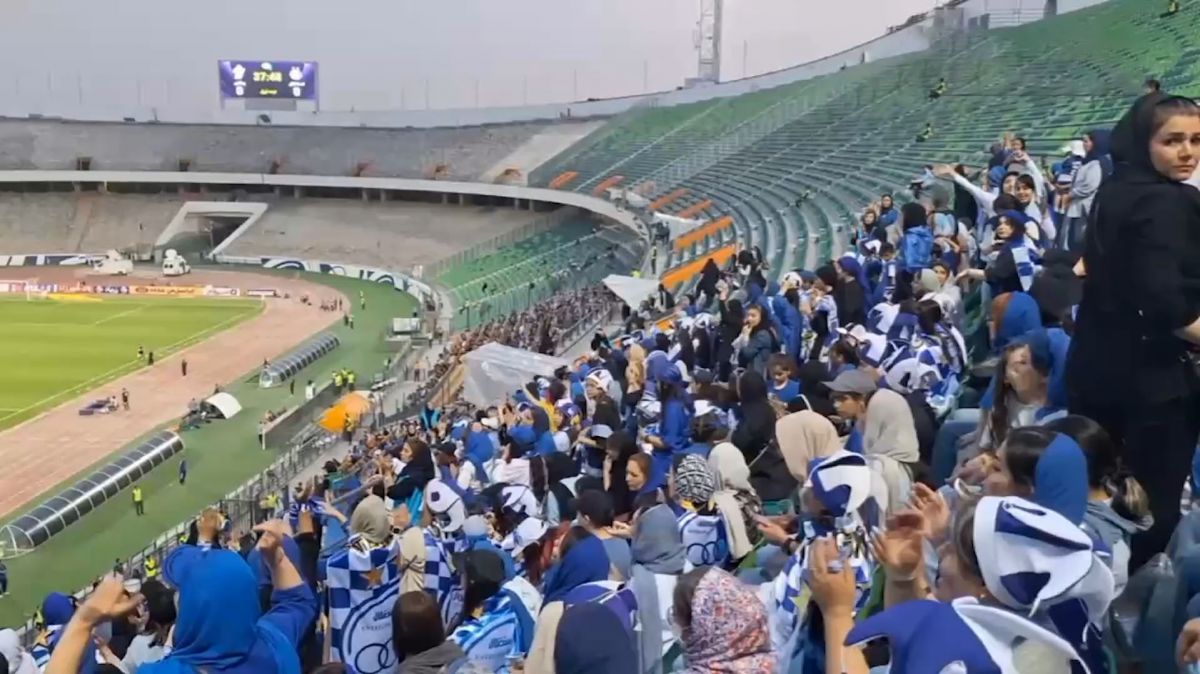 ورزشگاه آزادی قبل و بعد از بازی استقلال و پیکان