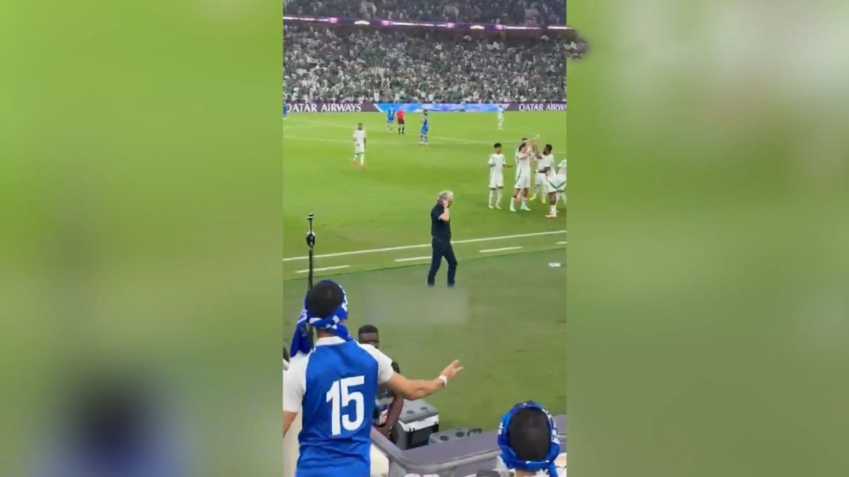 اعتراض هواداران الهلال به کادر فنی این تیم در جریان بازی با الاهلی