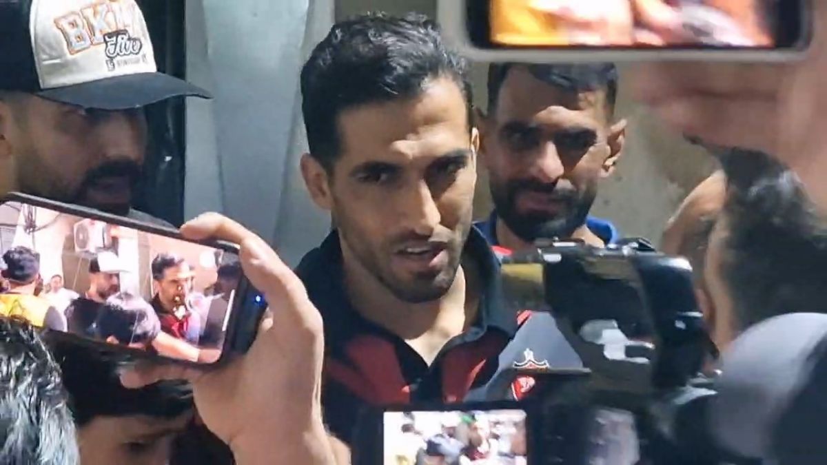 خروج سروش رفیعی و وحید امیری از ورزشگاه در میان ازدحام تماشاگران