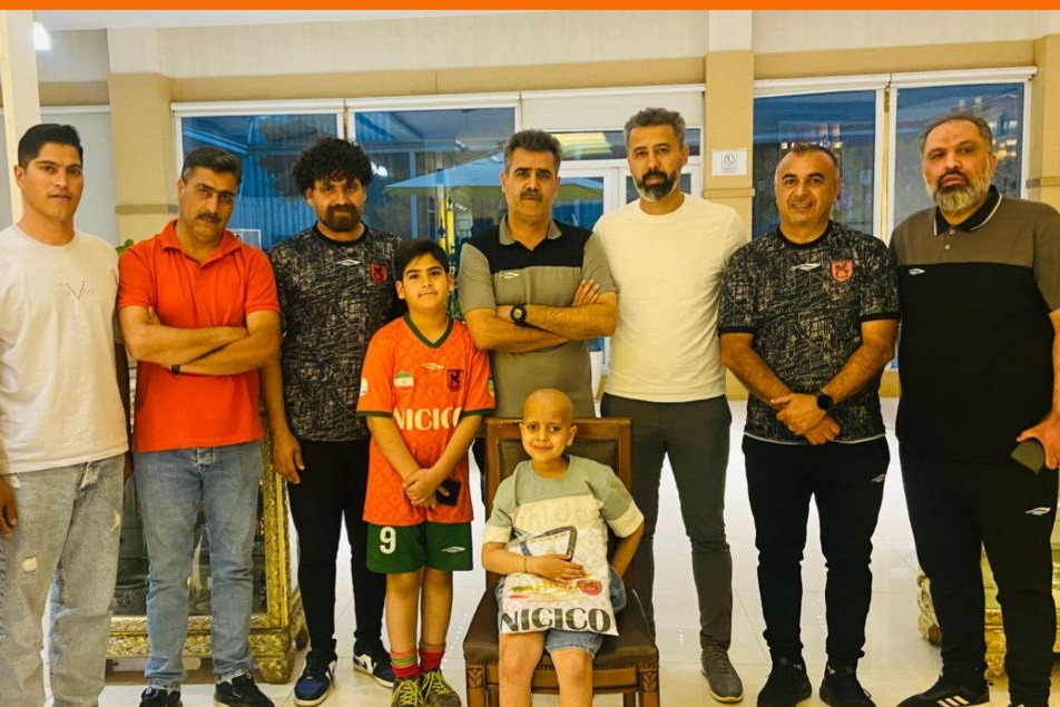 دیدار سرمربی مس رفسنجان با دانش‌آموز رفسنجانی