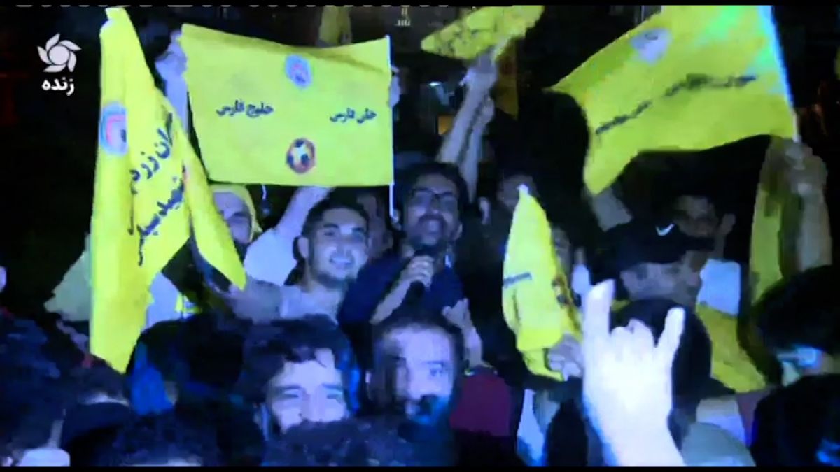 پرچم‌های "خلیج فارس" در دستان هواداران شیرازی