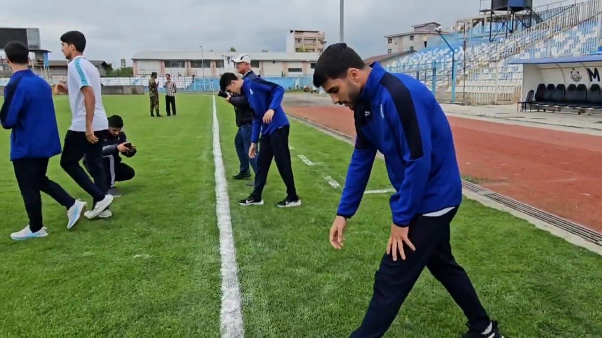 ورود بازیکنان ملوان و فولاد به زمین و بازدید از چمن ورزشگاه