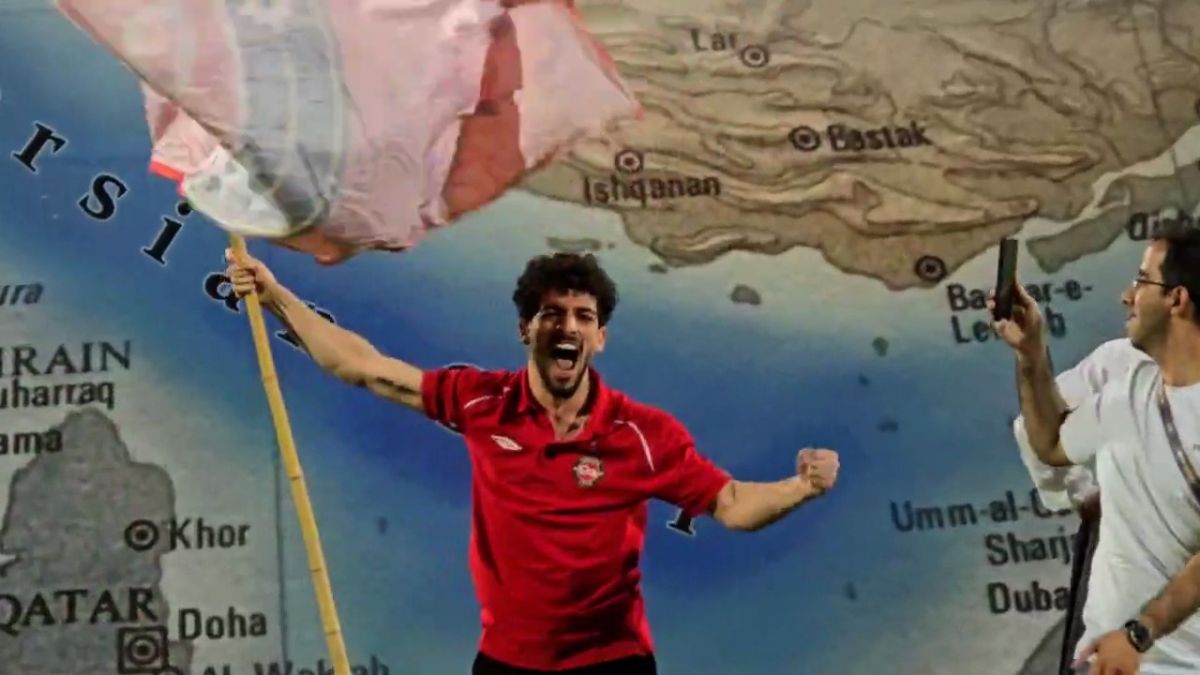 خوشحالی مهدی هاشم‌نژاد با پرچم تراکتور