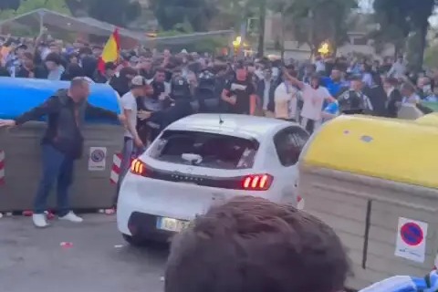 یک خودرو هواداران اسپانیول را پیش از بازی مقابل بارسلونا زیر گرفت!