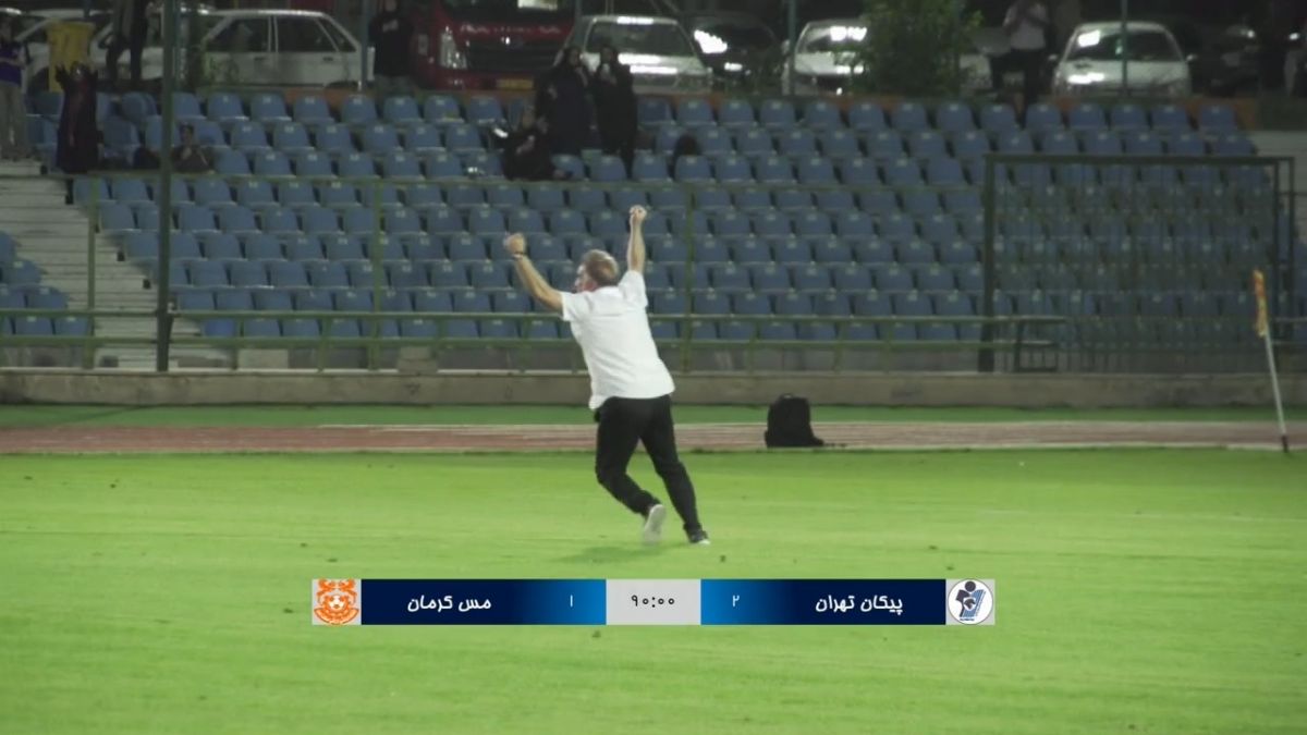 شادی سیروس دین محمدی و بازیکنان پیکان پس از صعود به لیگ برتر