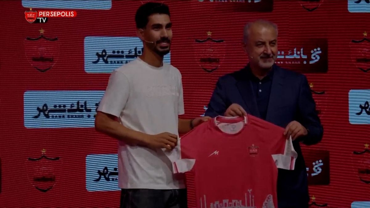 مراسم امضای قرارداد و عکس یادگاری رضا شکاری با لباس پرسپولیس