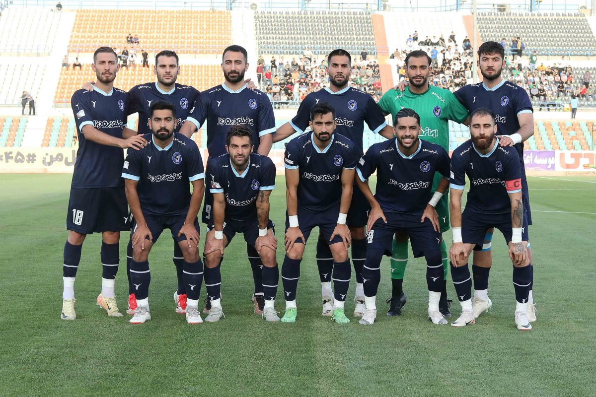 دین محمدی و 5 مربی دیگر، گزینه نیمکت پیکان